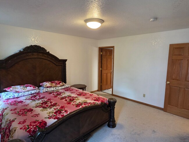 Building Photo - Updated 4 bedroom Greenfield ranch home