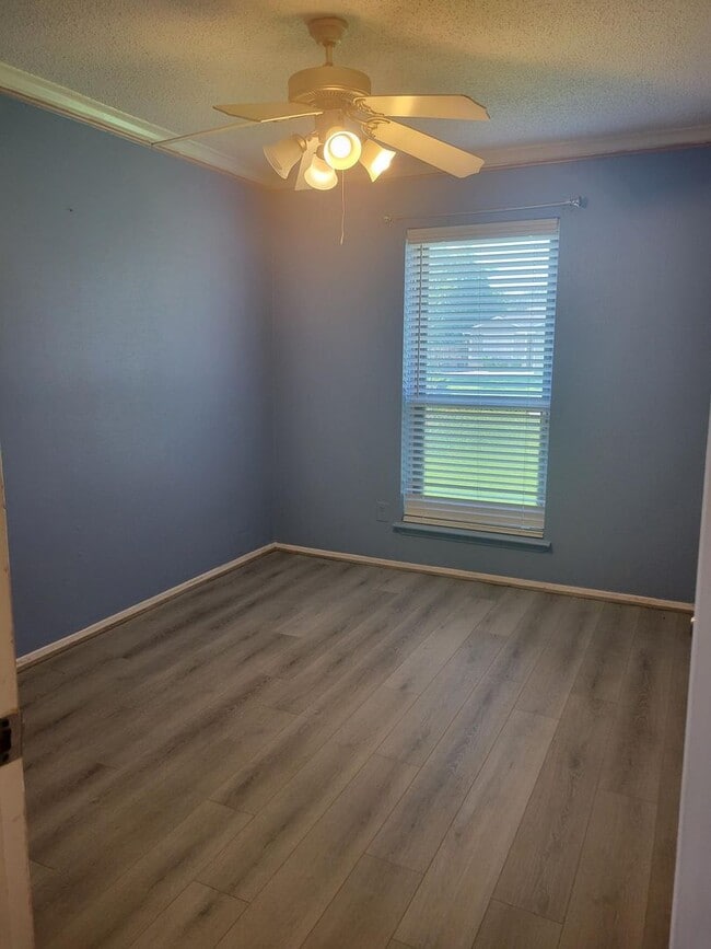 Building Photo - Pet Friendly, One Story 3 Bedroom Available!