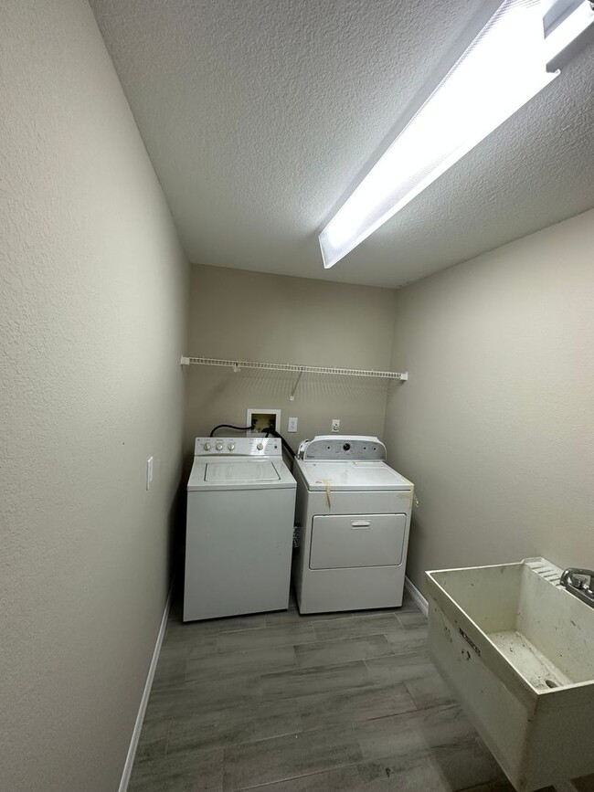 Building Photo - Newly Remodeled 3 Bedroom 2 Bath with Pool...