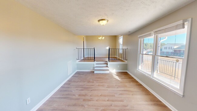 Building Photo - $500 off First Month's Rent! Fully Renovat...