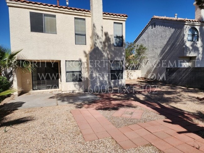 Building Photo - 2052 Waverly Cir
