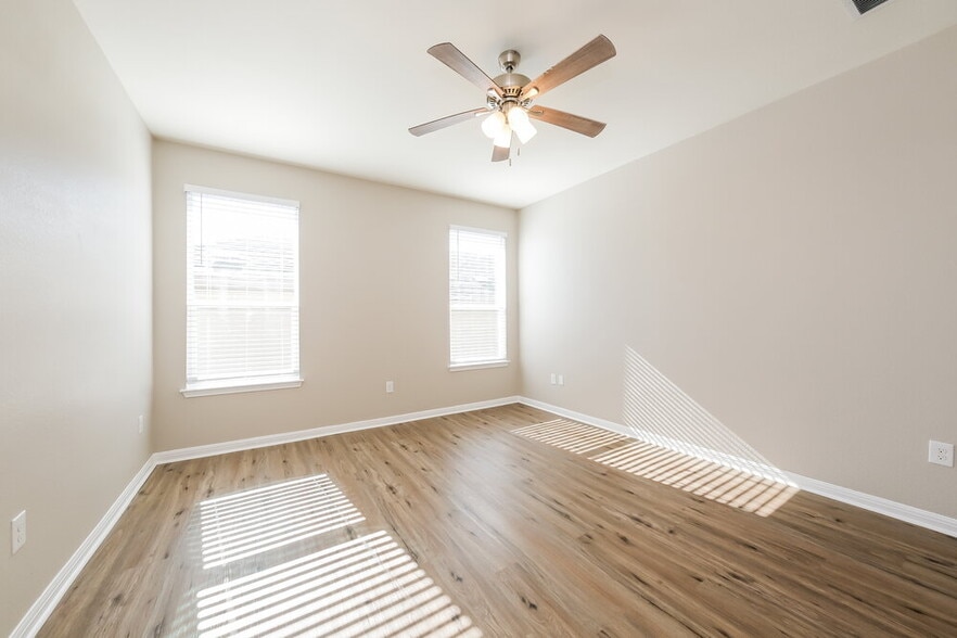 Building Photo - 415 N Heatherwilde Blvd