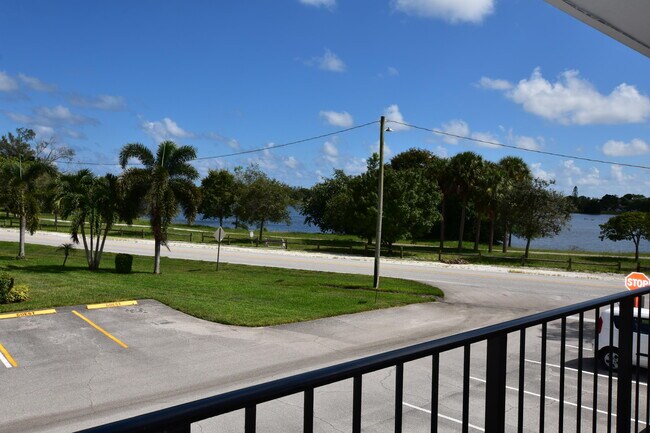 Building Photo - 3240 Lake Osborne Dr