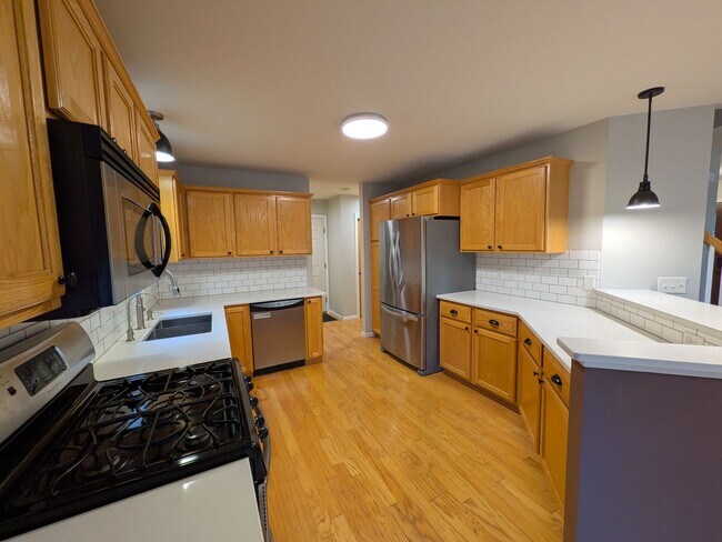 Building Photo - 3 bed / 3 bath House in Deforest!
