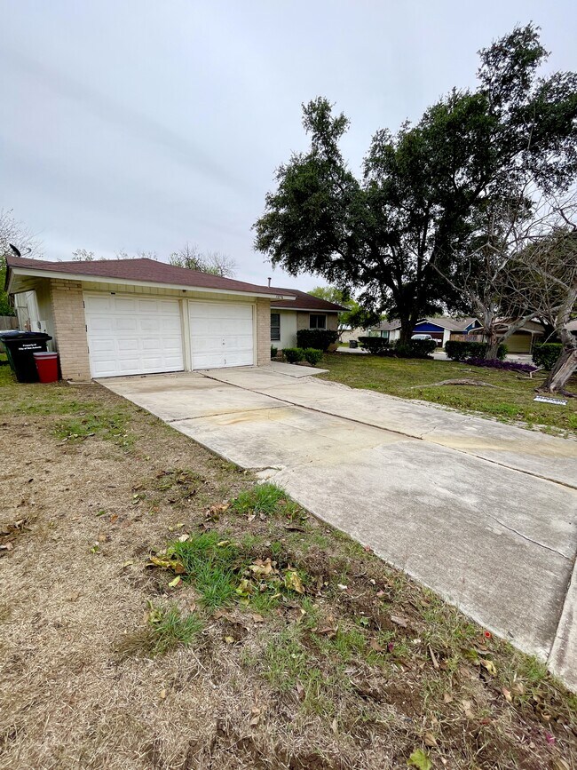 Building Photo - 1078 Honey Tree St