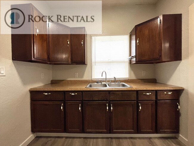 Building Photo - COMING SOON! 3 Bedroom 1.5 Bath House in Great Neighborhood