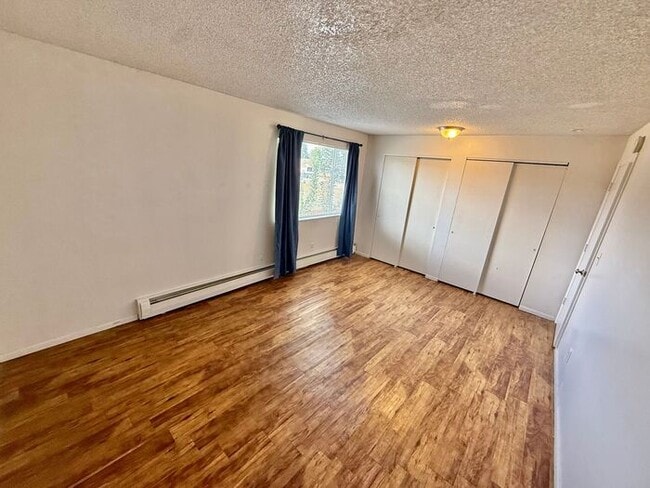 Building Photo - 5 Month lease special, $100/mo off! Priced at $1348 after discount. 2 Bed, 1 Bath Apartment. RENT...