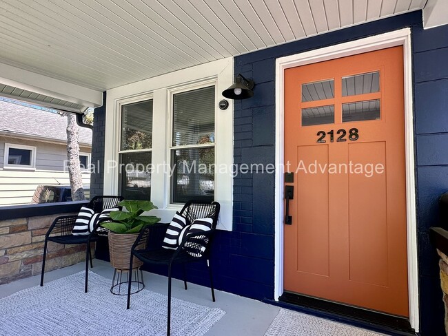 Building Photo - Beautifully Updated 2-Bedroom Home w/ 2-Ca...