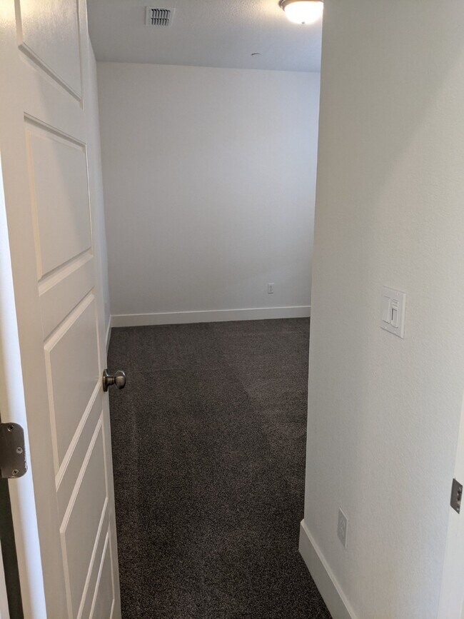 Building Photo - Prime location in Merced!