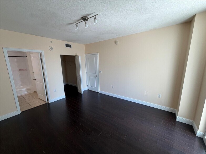 Building Photo - 1250 S Miami Ave
