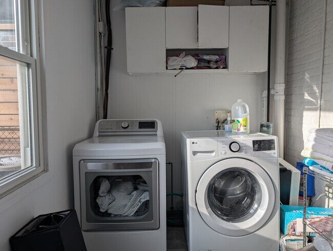 Building Photo - 1911 W Addison St