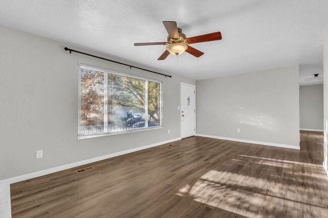 Building Photo - Spacious 5 Bed in Riverdale with Large Yard