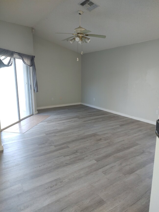 Building Photo - "Spacious 1732 Sq Ft 3-Bed, 2 Baths, in Ta...