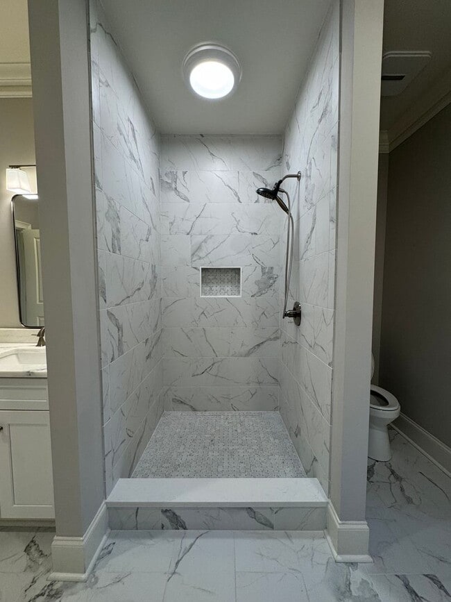 Building Photo - Grandeur Brick 4/3.5 with Bonus Room in Th...