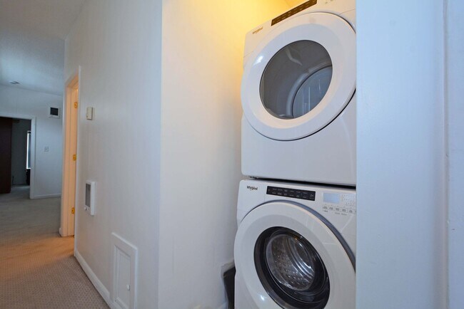 Building Photo - Spacious 4-Bed 3-Bath Home Available Now in NE Minneapolis!