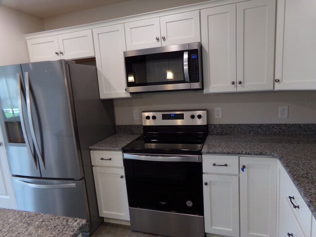 Building Photo - 3 bedroom, 2.5 Bathroom Townhouse in Gray's Pointe Neighborhood