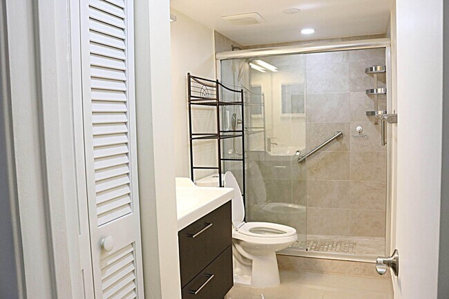 Building Photo - 230 NE 26th Ave