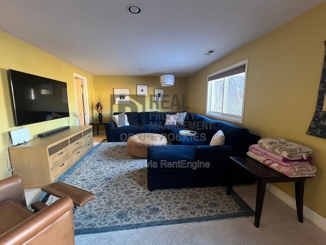 Building Photo - 1400 Hastings Dr