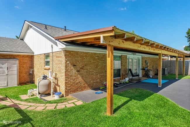 Building Photo - In ground pool!
