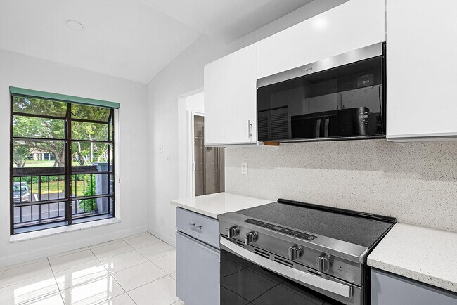 Building Photo - 5054 Golfview Ct