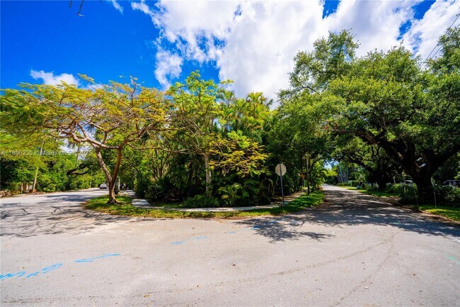 Building Photo - 2855 SW 17th Ave