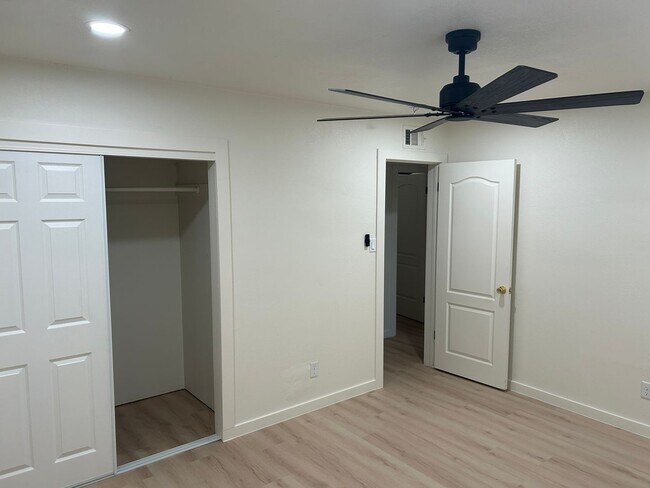 Building Photo - 2405 E Dortha Ave
