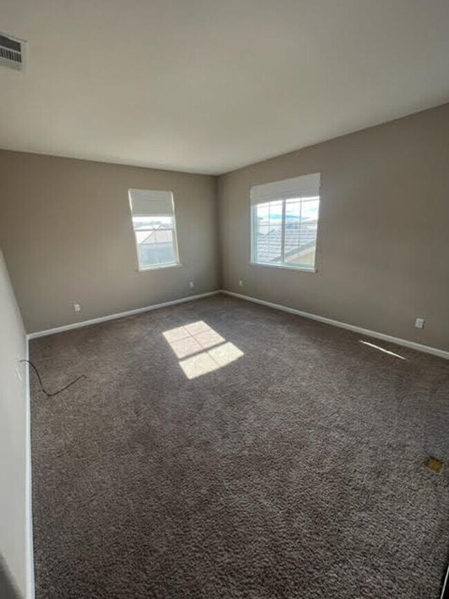 Building Photo - Newer Home within Red Hawk Golf Community!