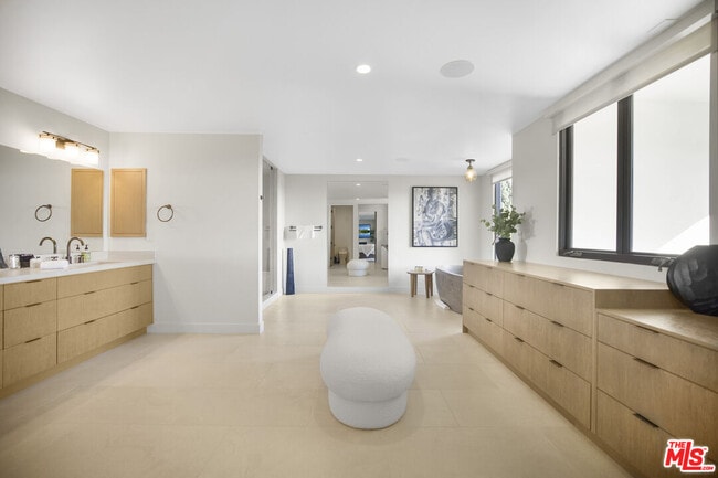 Building Photo - 7212 Mulholland Dr