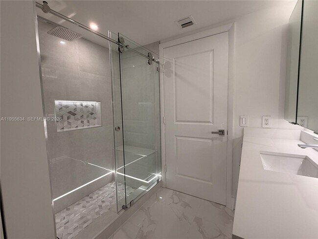 Building Photo - 2641 N Flamingo Rd