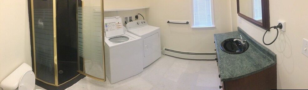 Bathroom panorama - 3875 Union St