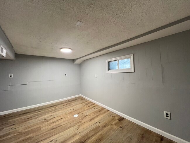 Building Photo - 105 Brown Pl