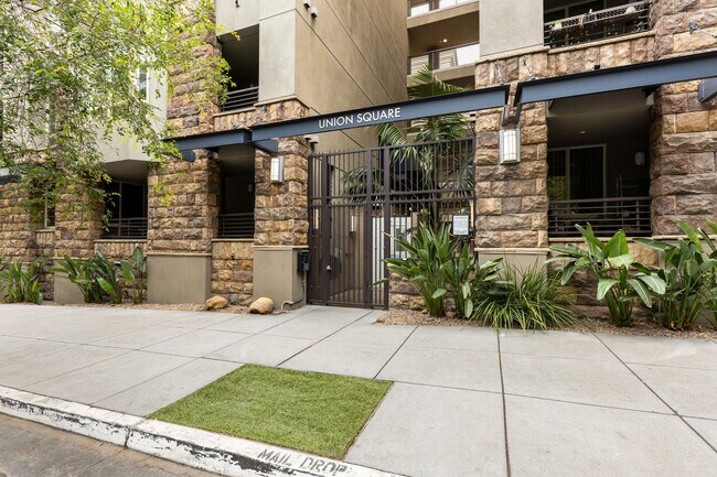Building Photo - 2 Bed/2 Bath Condo available at Union Square!