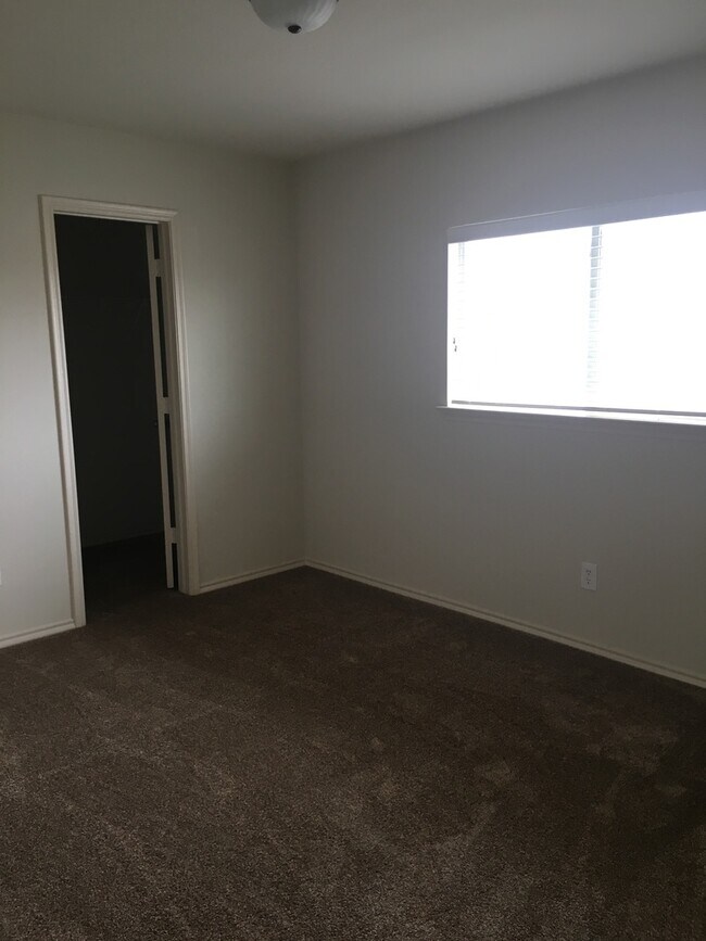 Building Photo - Texas Sized Home 5/3/2