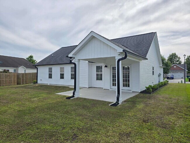 Building Photo - "Charming 3-Bedroom Retreat with Granite Finishes & Cozy Fireplace in Jacksonville!"