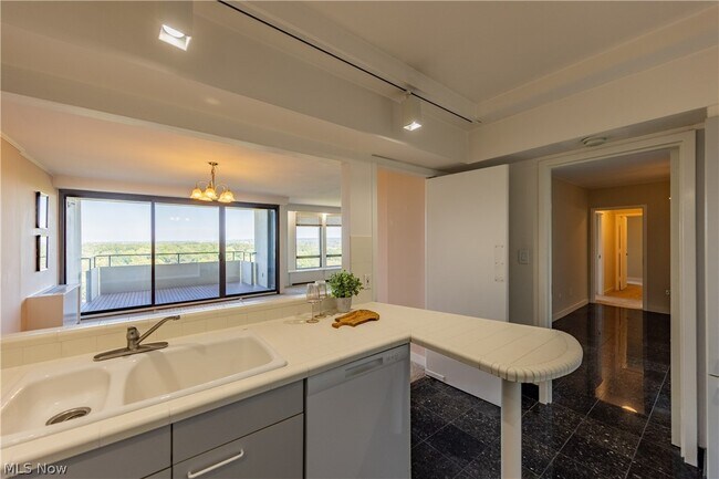 Building Photo - 1 Bratenahl Pl