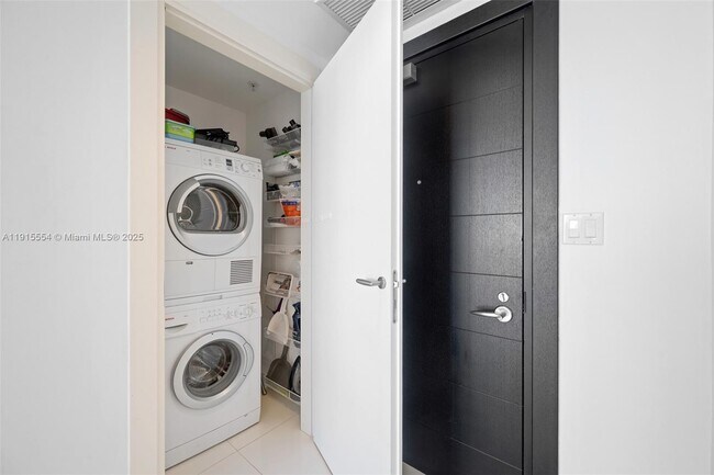 Building Photo - 200 Biscayne Blvd Way