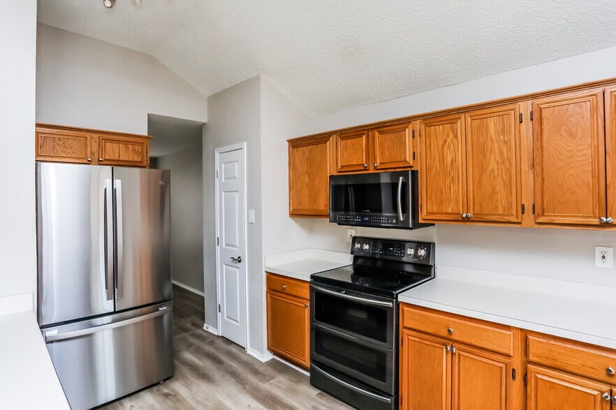Building Photo - 5122 Eastcreek Dr