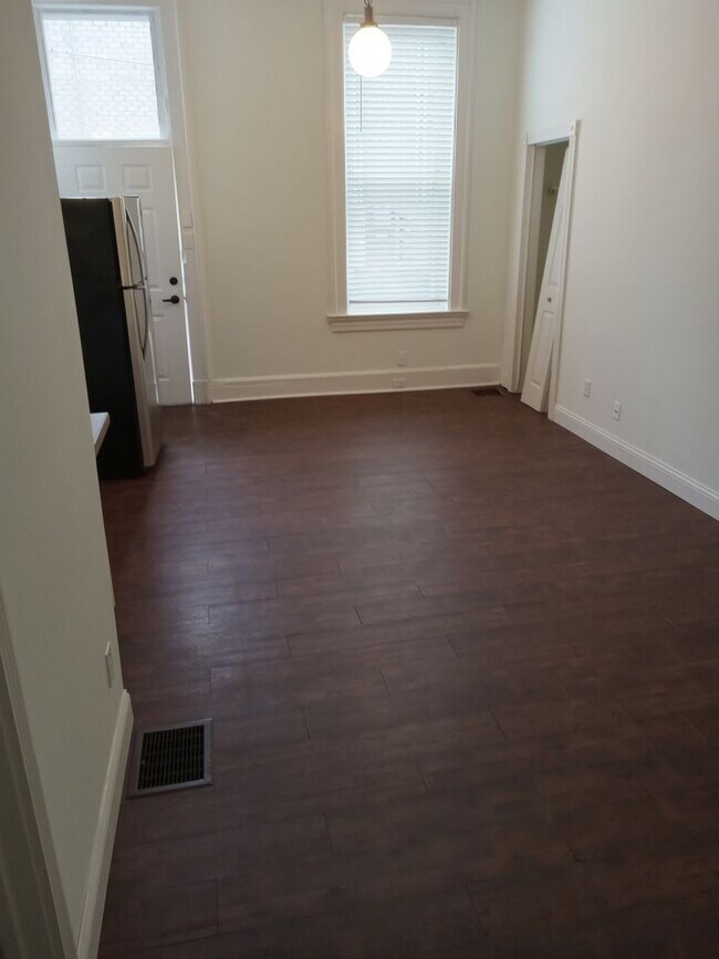 Building Photo - Newly Renovated Studio