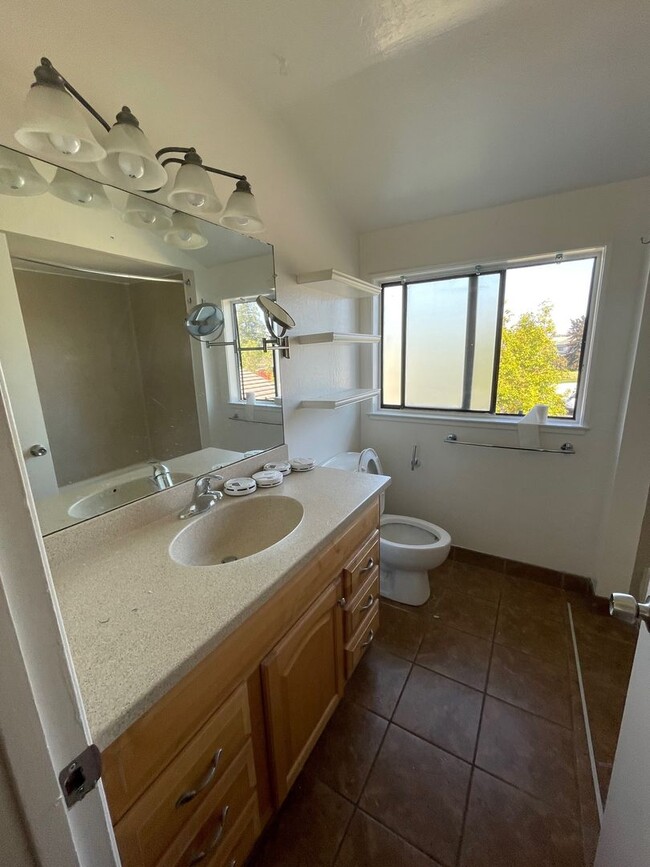 Building Photo - 5 bedroom Pet Friendly remodeled home in P...