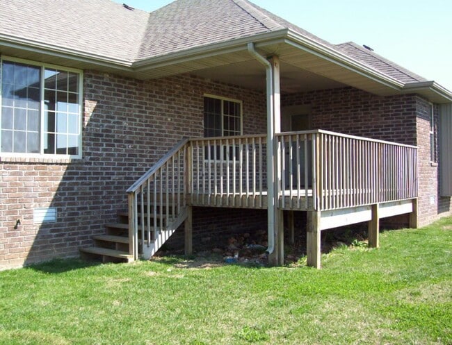 Building Photo - Beautiful 3 bedroom house in a quiet HOA neighborhood with lots of perks!