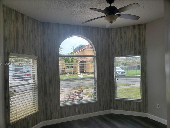 Building Photo - 1821 SE 14th Cir