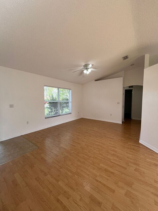 Building Photo - Super Cute 3 Bedroom 2 Bath in Great Locat...