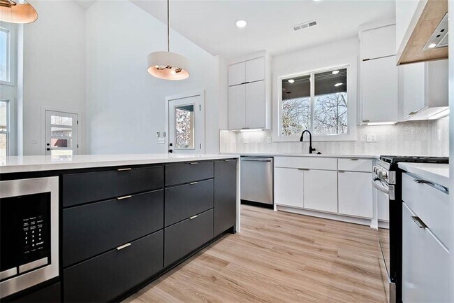 Building Photo - 4 Savidge Cir