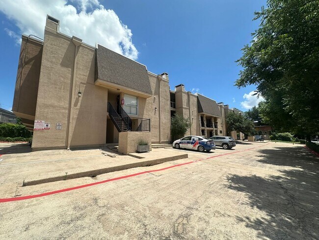 Building Photo - Charming 2-Bed Unit in Dallas! Community p...