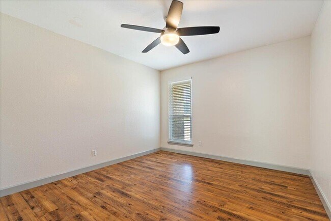 Building Photo - 2302 Berkett Dr