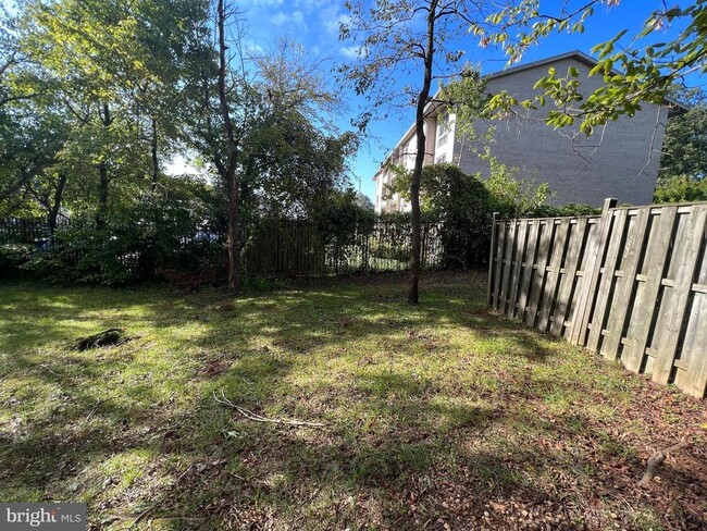 Building Photo - Townhome in the Pines of Laurel that featu...