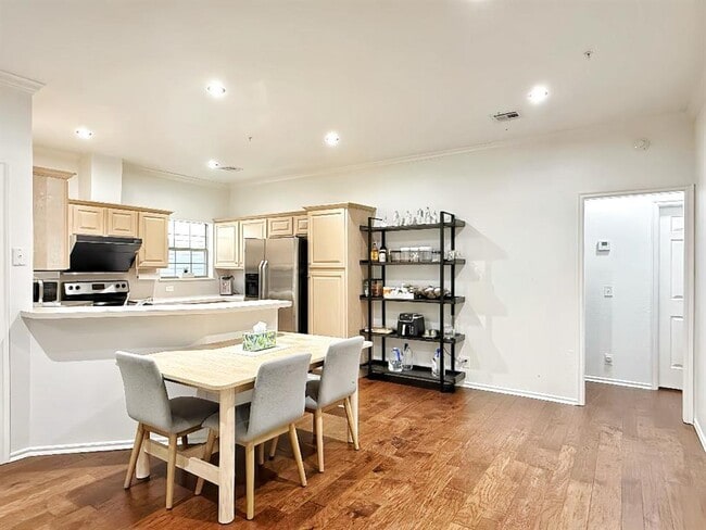 Building Photo - 6162 N Brookline Ave