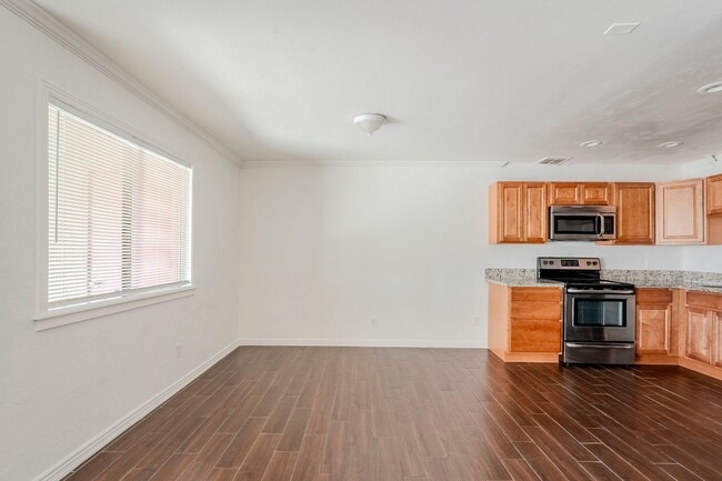 Building Photo - 3 bedroom townhome for rent