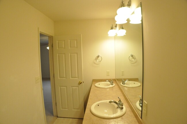 Building Photo - 2096 Deer Run Dr