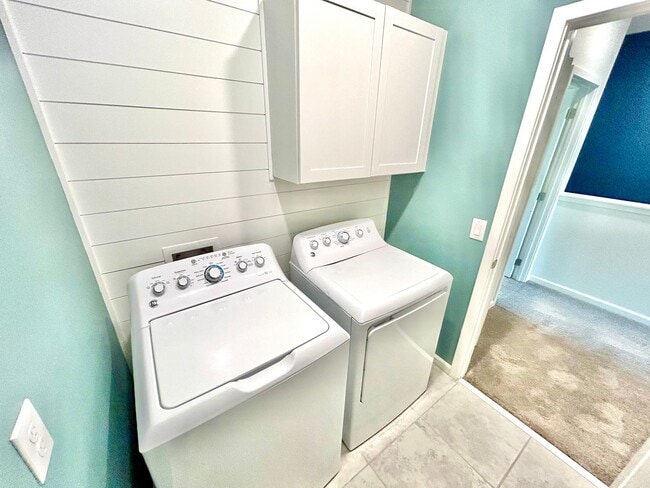 Building Photo - Upscale 3Beds/2.5Baths Townhouse living in...